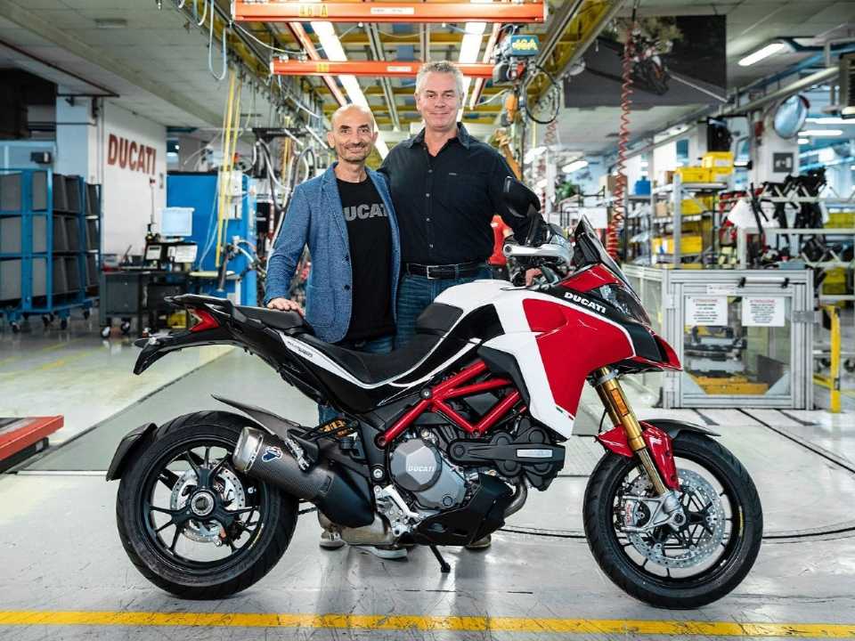 Acima a Ducati Multistrada de nmero 100 mil produzida nesta semana