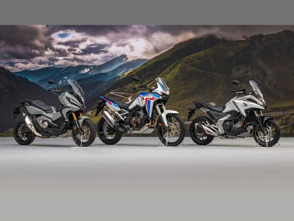 Honda X-ADV 2021 (esq.) e Honda NC750X 2021 (dir.) ao lado da Africa Twin