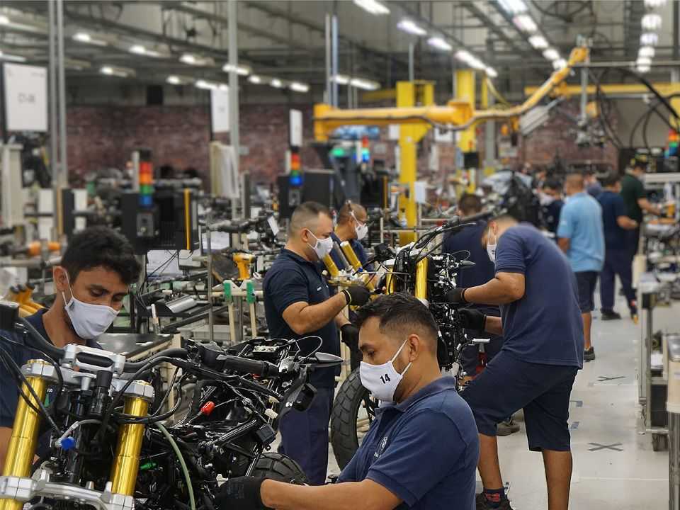 Linha de produo da BMW em Manaus (AM)