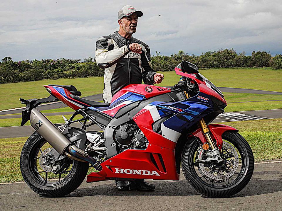 Tite com a CRB 1000RR-R: a mais esportiva da história da Honda