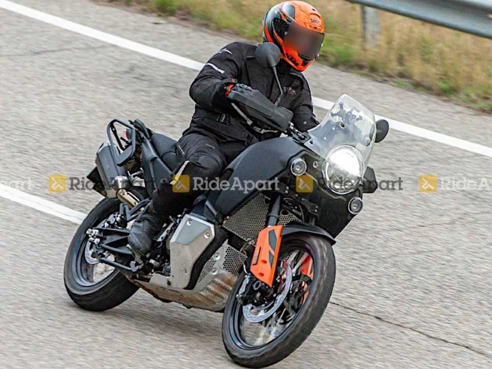 Husqvarna Norden 901 ?flagrada em testes