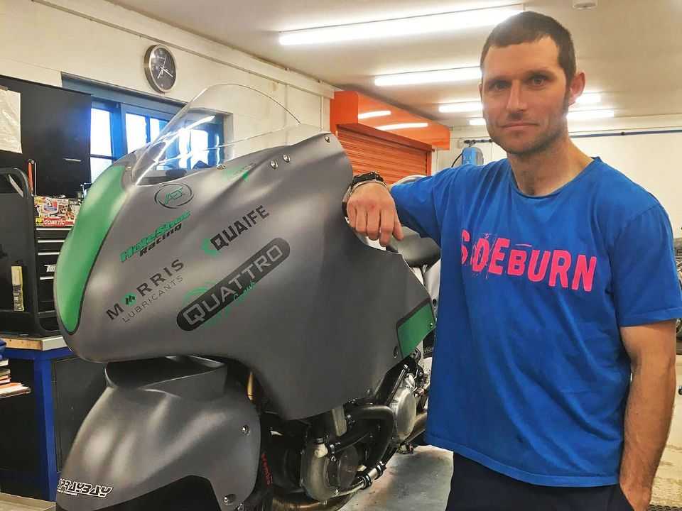 Guy Martin mostra a Hayabusa sendo preparada para o novo teste