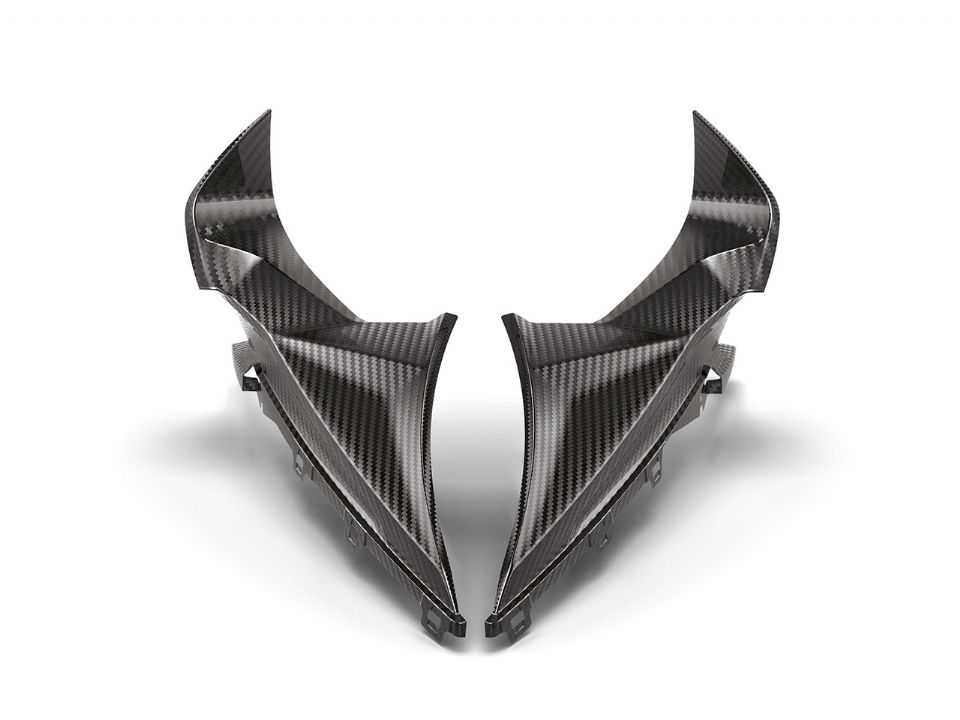 Detalhe dos painéis laterais em fibra de carbono presentes na BMW S 1000 RR com pacote Premium M Carbon