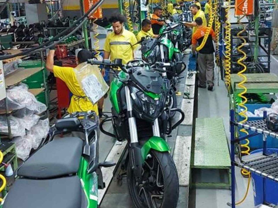 Bajaj Dominar 400 em montagem no Brasil