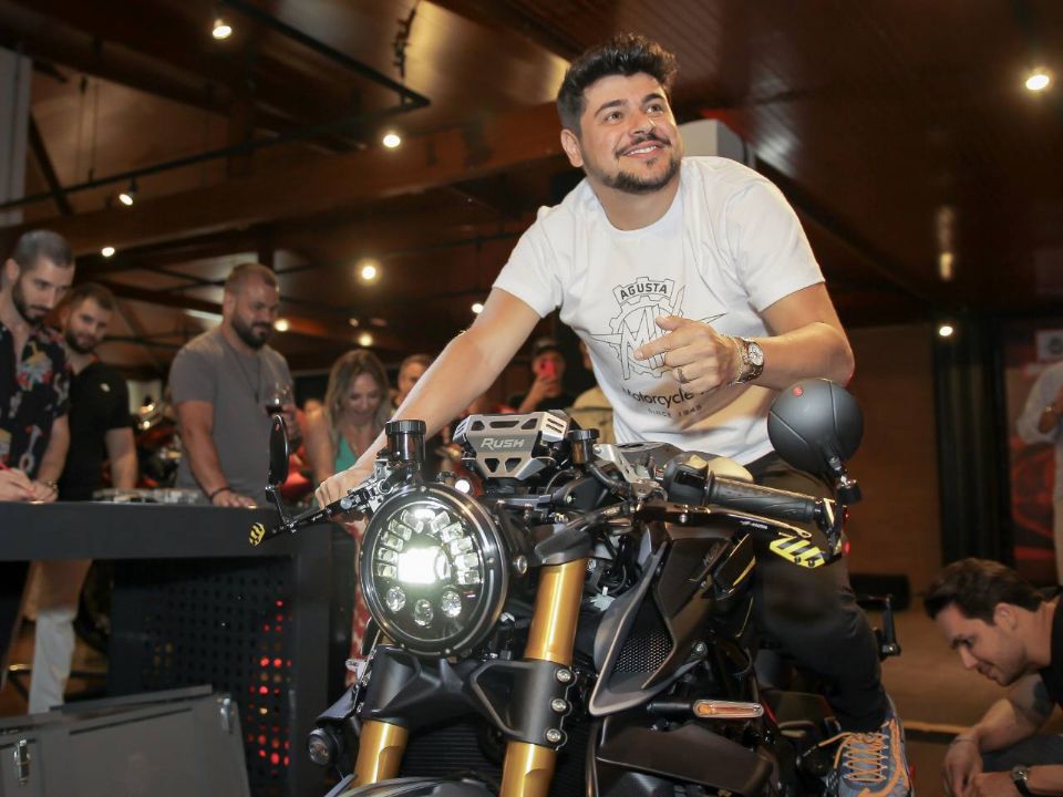 Cristiano, da dupla Z?Neto e Cristiano, com sua moto MV Agusta Rush 1000 de  mais de meio milho de reais