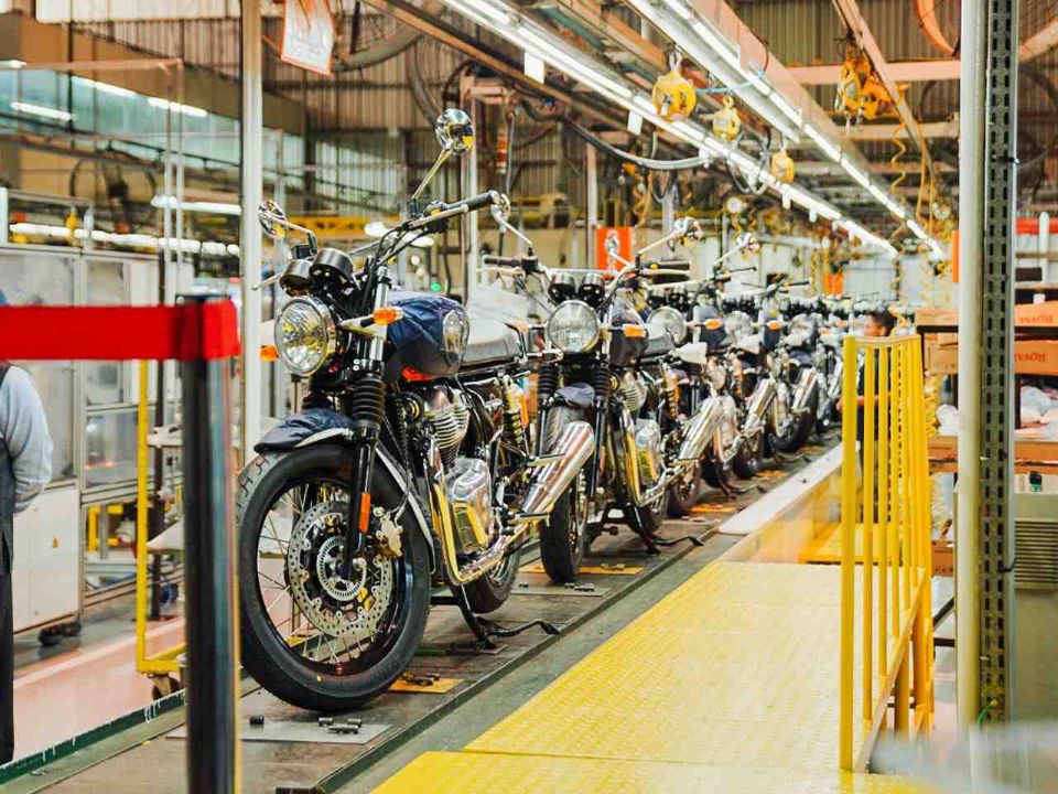 Linha de montagem da Royal Enfield no Brasil, em Manaus, na fábrica da Dafra