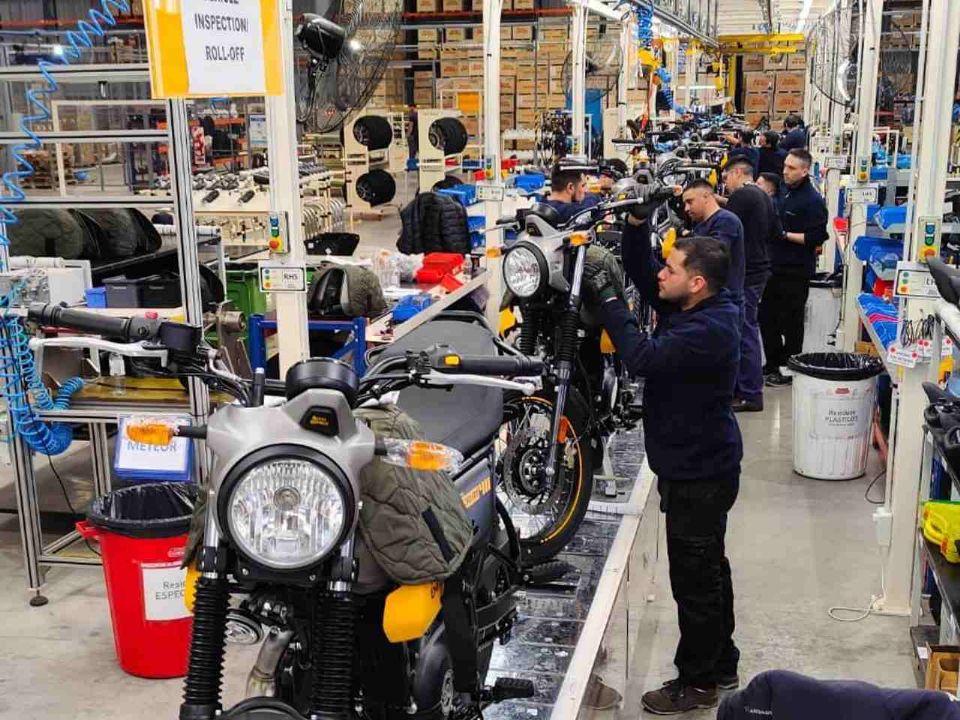 Royal Enfield Scram 411  em linha de montagem argentina