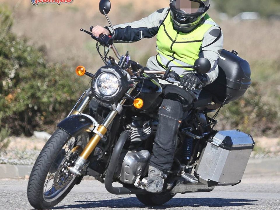 Futura Royal Enfield  flagrada em teste na Espanha