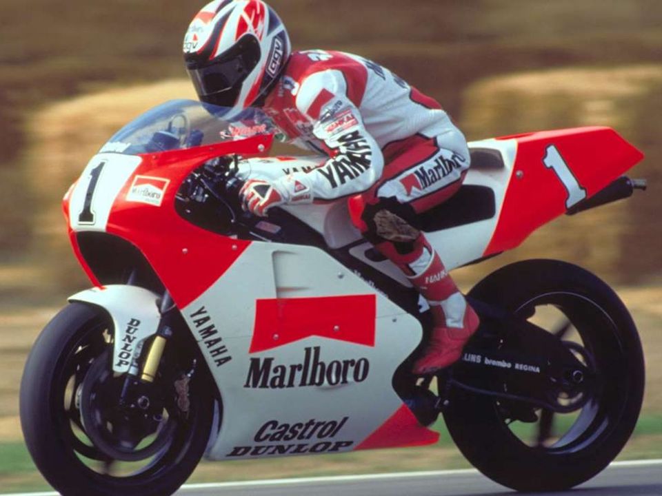 Wayne Rainey com sua Yamaha YZR500 nos anos 90