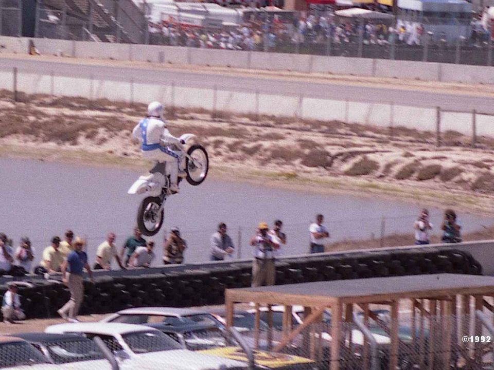 Robbie Knievel salta sobre 25 carros em Laguna Seca, em 1992