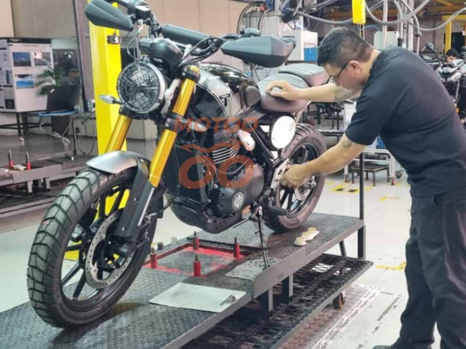 Triumph Scrambler 400x em linha de montagem em Manaus