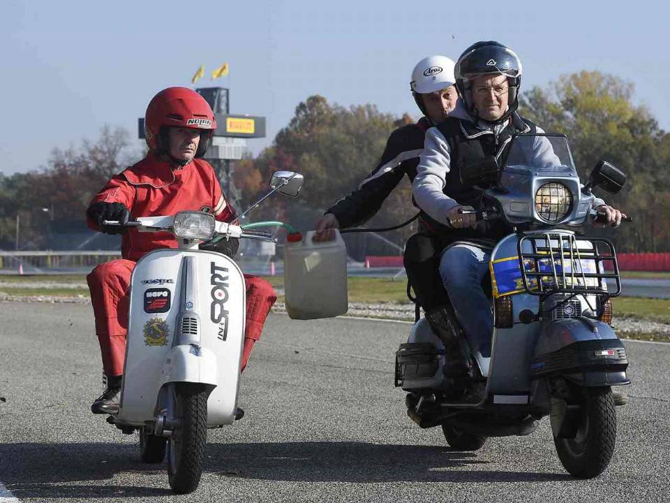 Valerio Boni durante tentativa de recorde com Vespa 1979