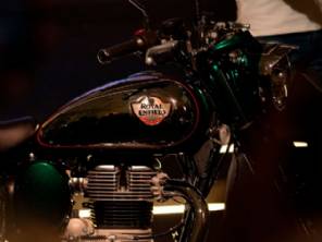 Nova Royal Enfield Classic 350 mistura visual retr?com faris de LED