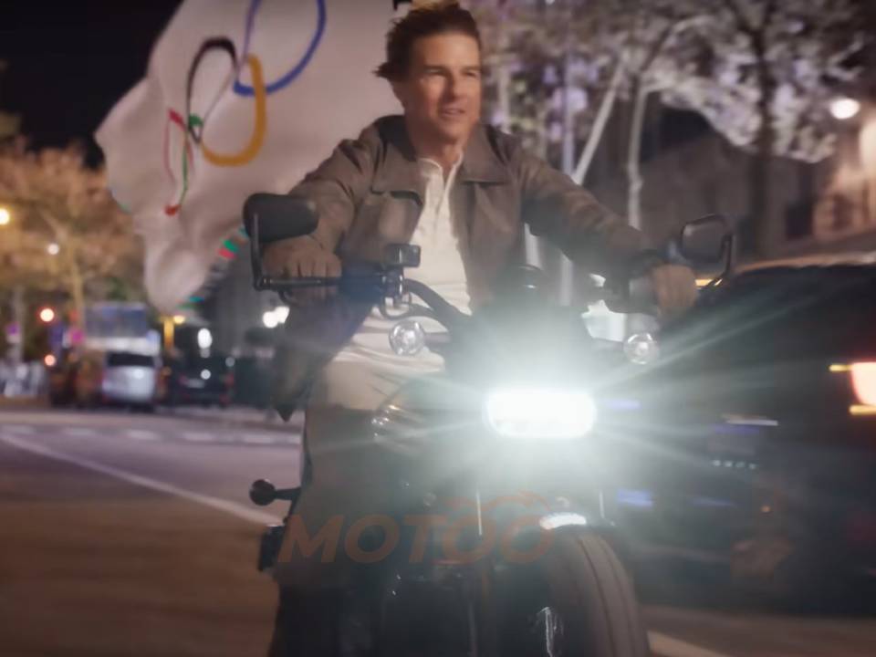 Tom Cruise de moto elétrica na cerimônia de encerramento das Olimpíadas de Paris